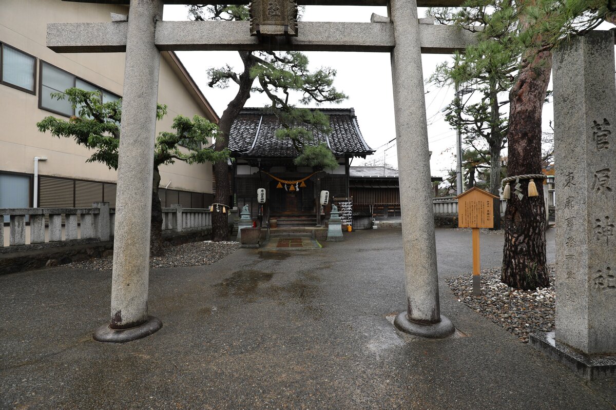 ひがし茶屋街：古い街並み。雨上がりの石畳が濡れている。