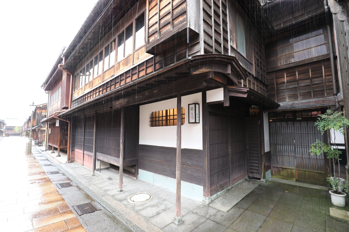 ひがし茶屋街：古い街並みの風景