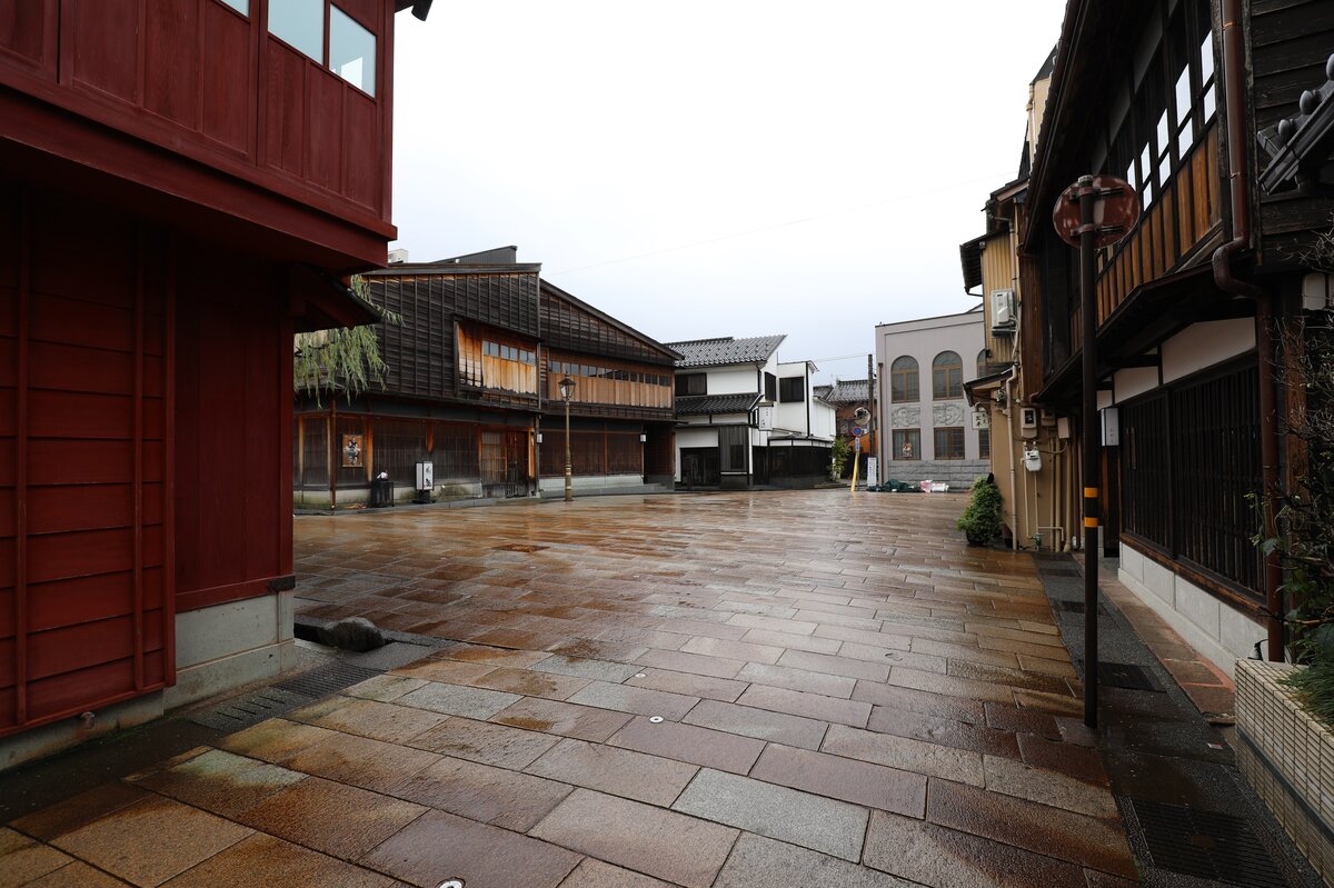 朝食ブッフェ：ビュッフェ形式の料理、ヨーグルト、ドレッシング、サラダなど