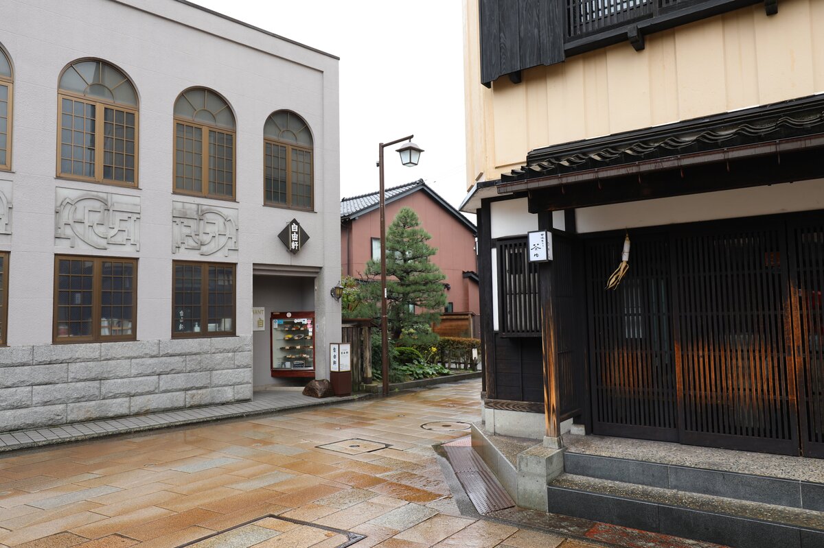 ひがし茶屋街：和風の建物の外観。看板に店名らしき文字がある。杉玉が飾ら...