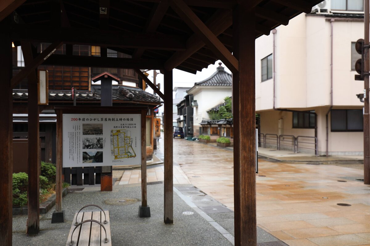 ひがし茶屋街：古い街並みの路地