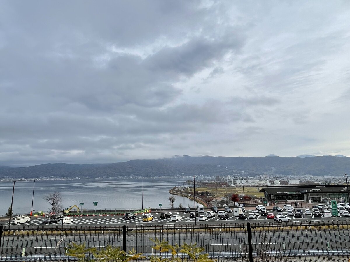諏訪湖SA:湖、山、駐車場、曇り空