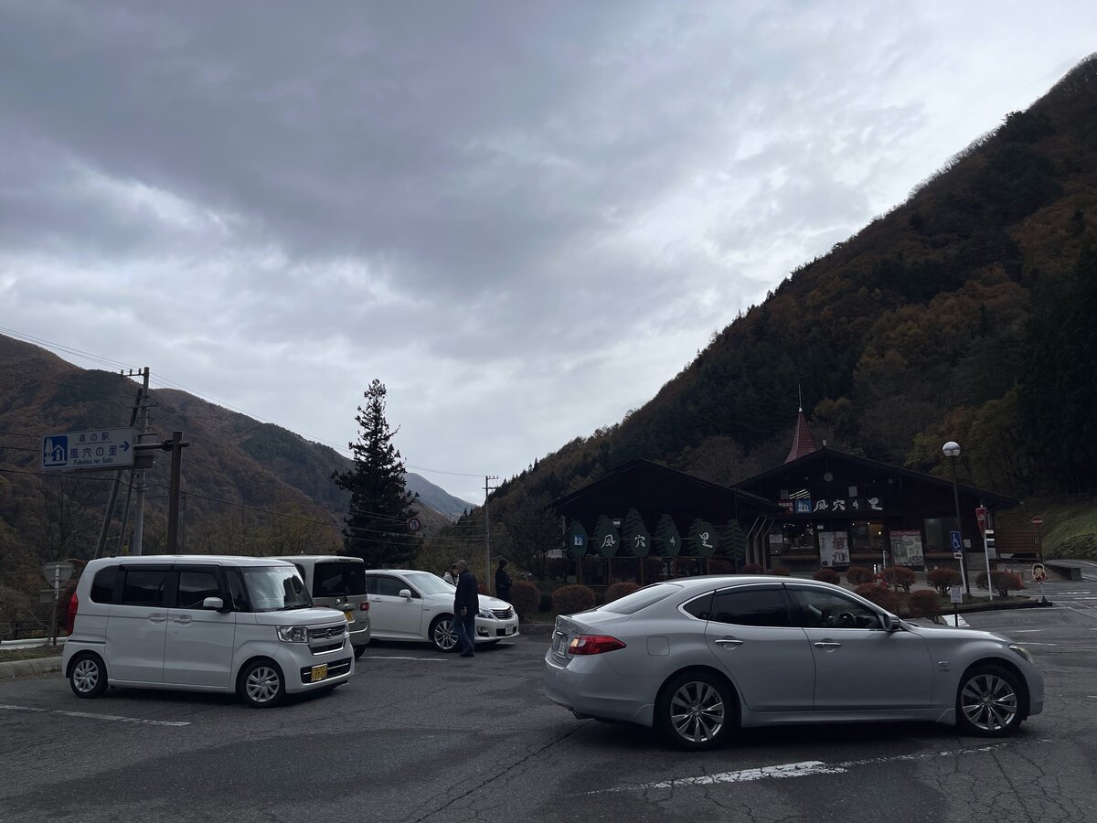 諏訪湖SA:高速道路のパーキングエリアと山並み