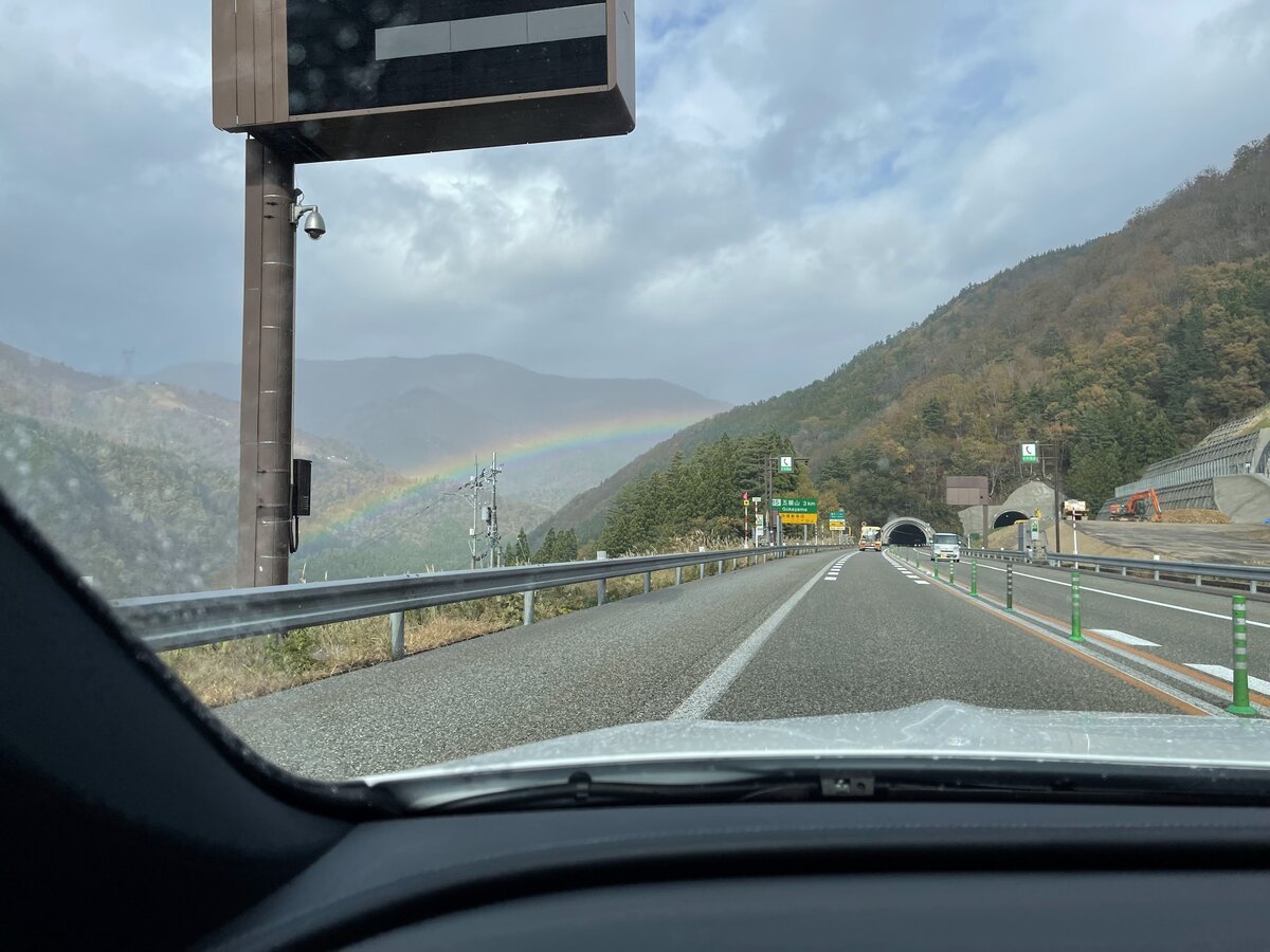 飛騨：田んぼと山、空。