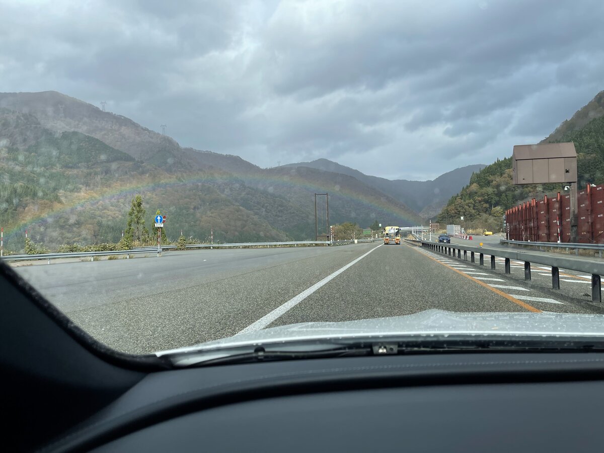 富山県南砺市:高速道路、山、虹
