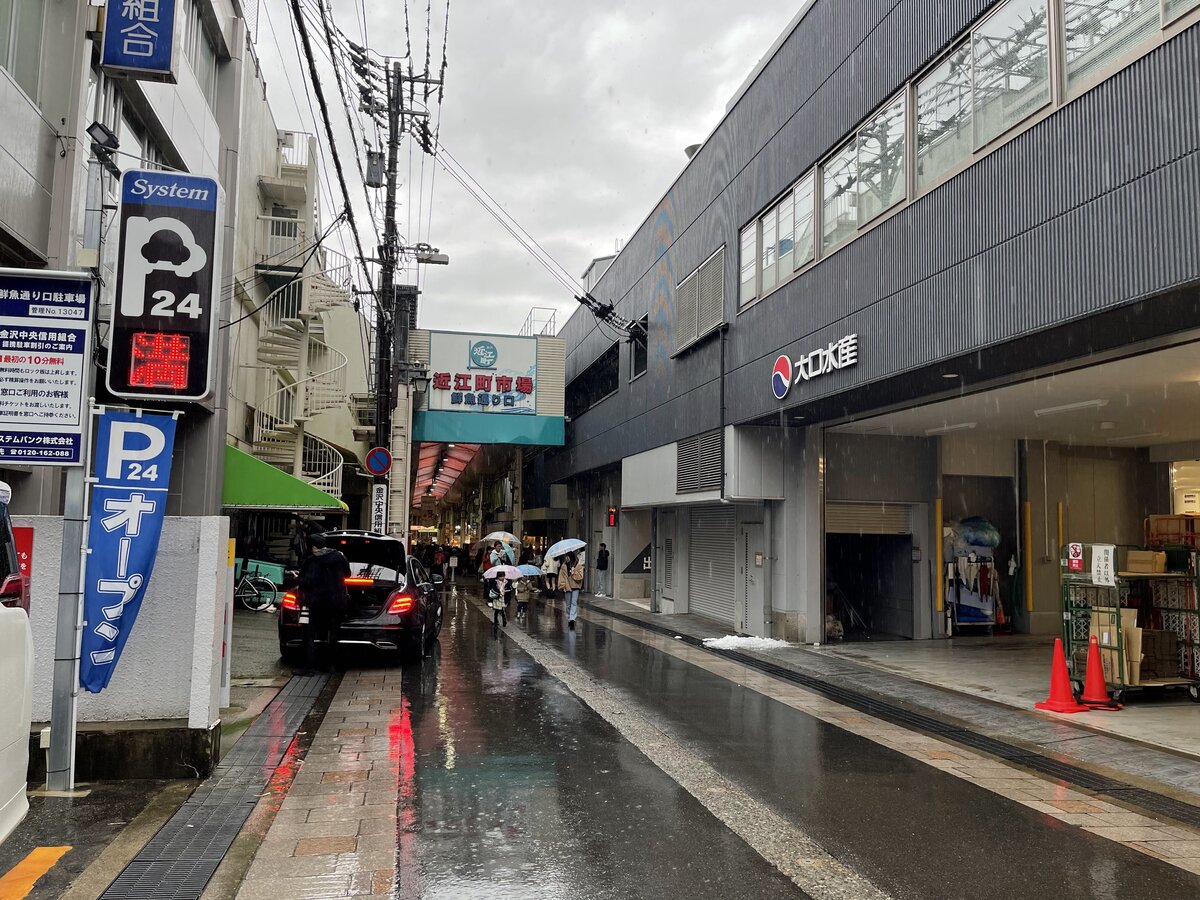 ホテルの外観、水盤、庭