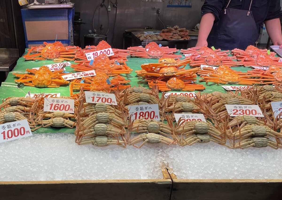 近江町市場, 大口水産：雨の日の商店街の風景。駐車場や水産会社の看板が見える。