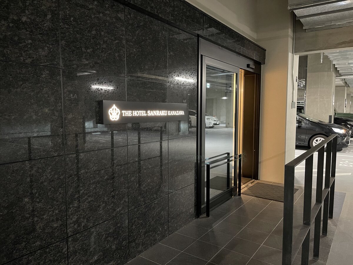 富山県南砺市:道路沿いの風景。虹が見える。