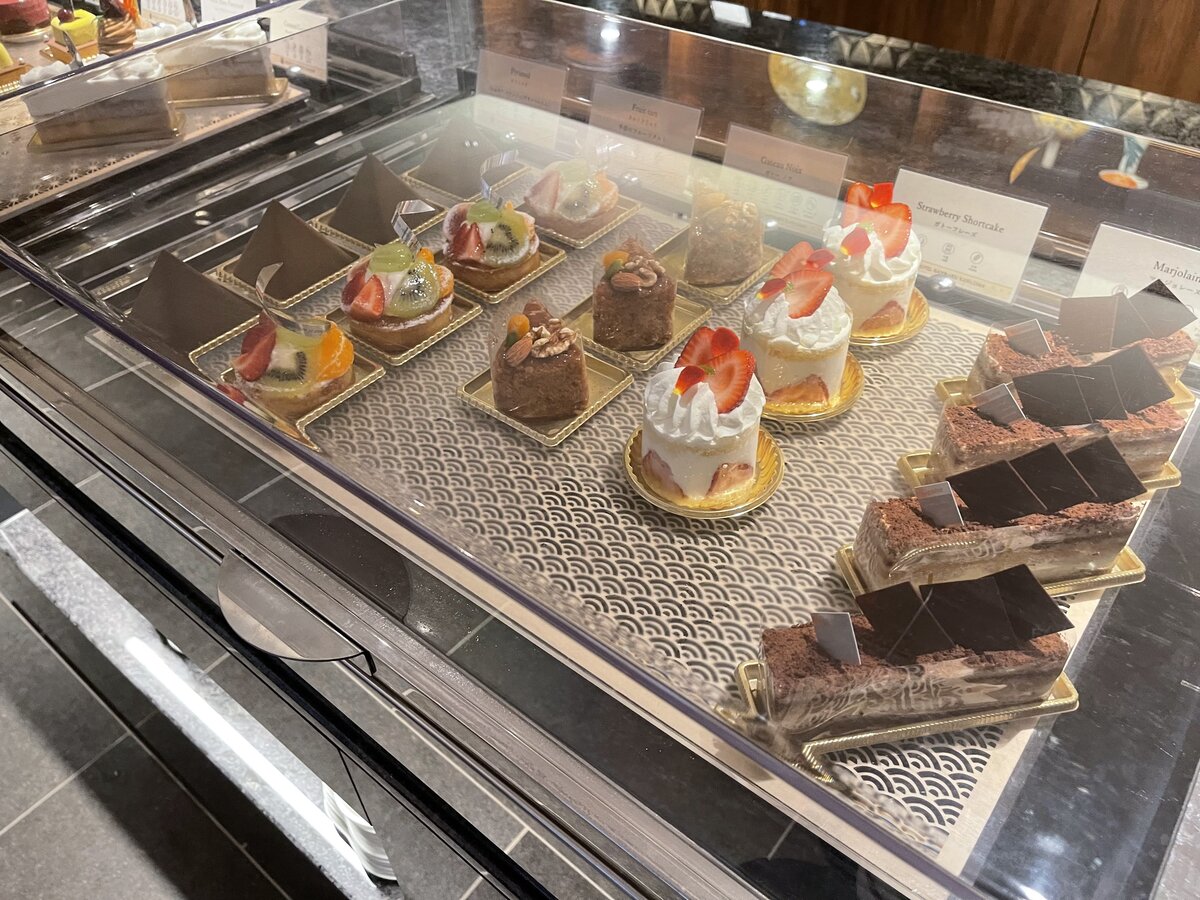 THE HOTEL SANRAKU KANAZAWA：ホテルの入り口付近。駐車場に隣接している。