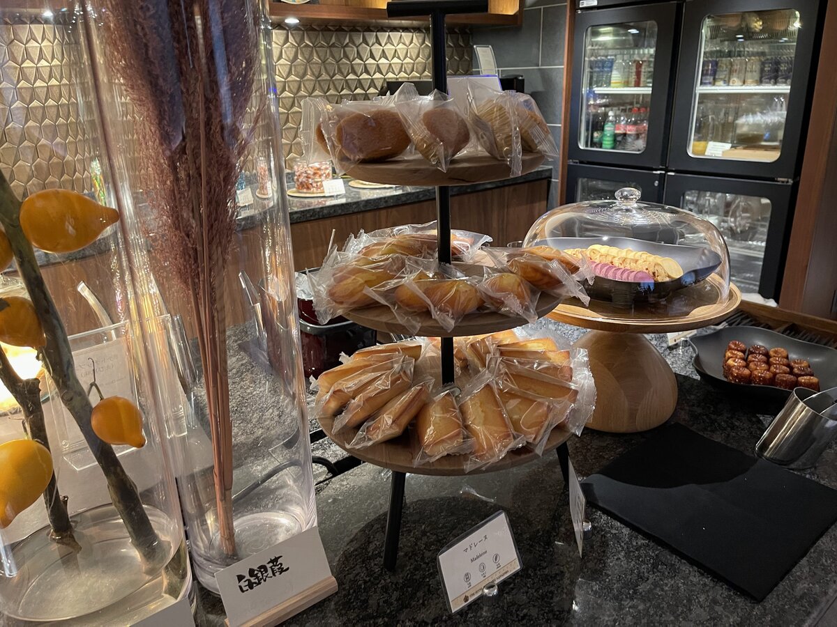 ラウンジTHE HOTEL SANRAKU KANAZAWA:ショーケースに入った様々なケーキ