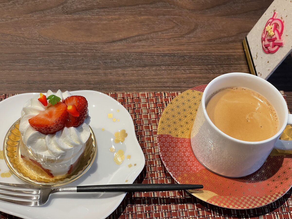 近江町市場:商店街の入り口付近の街並み。複数の人が写っている。