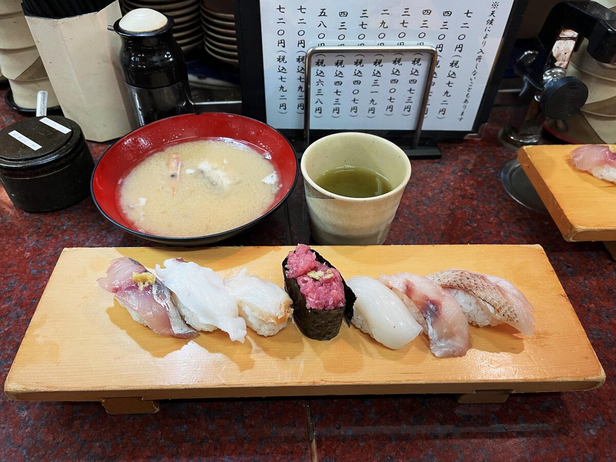 THE HOTEL SANRAKU KANAZAWA:ホテルの部屋の内観。デスク、ソファ、照明がある。