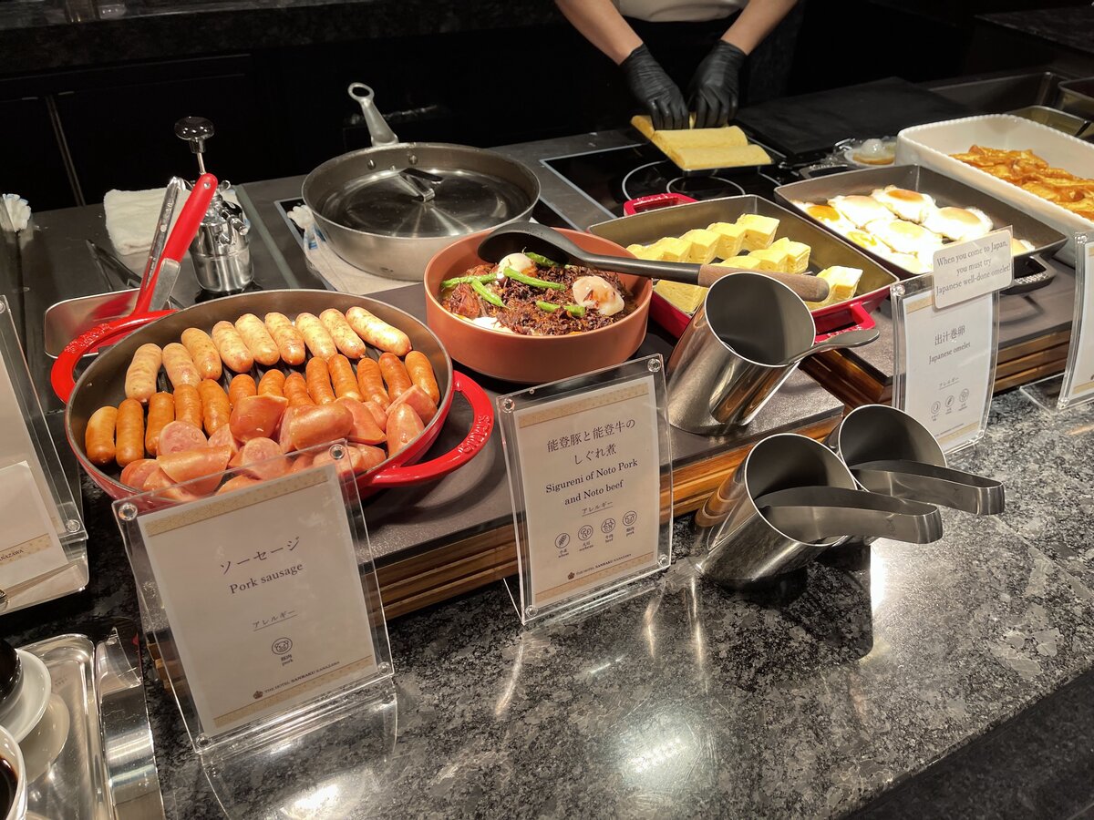 THE HOTEL SANRAKU KANAZAWA：ホテルの客室の内装