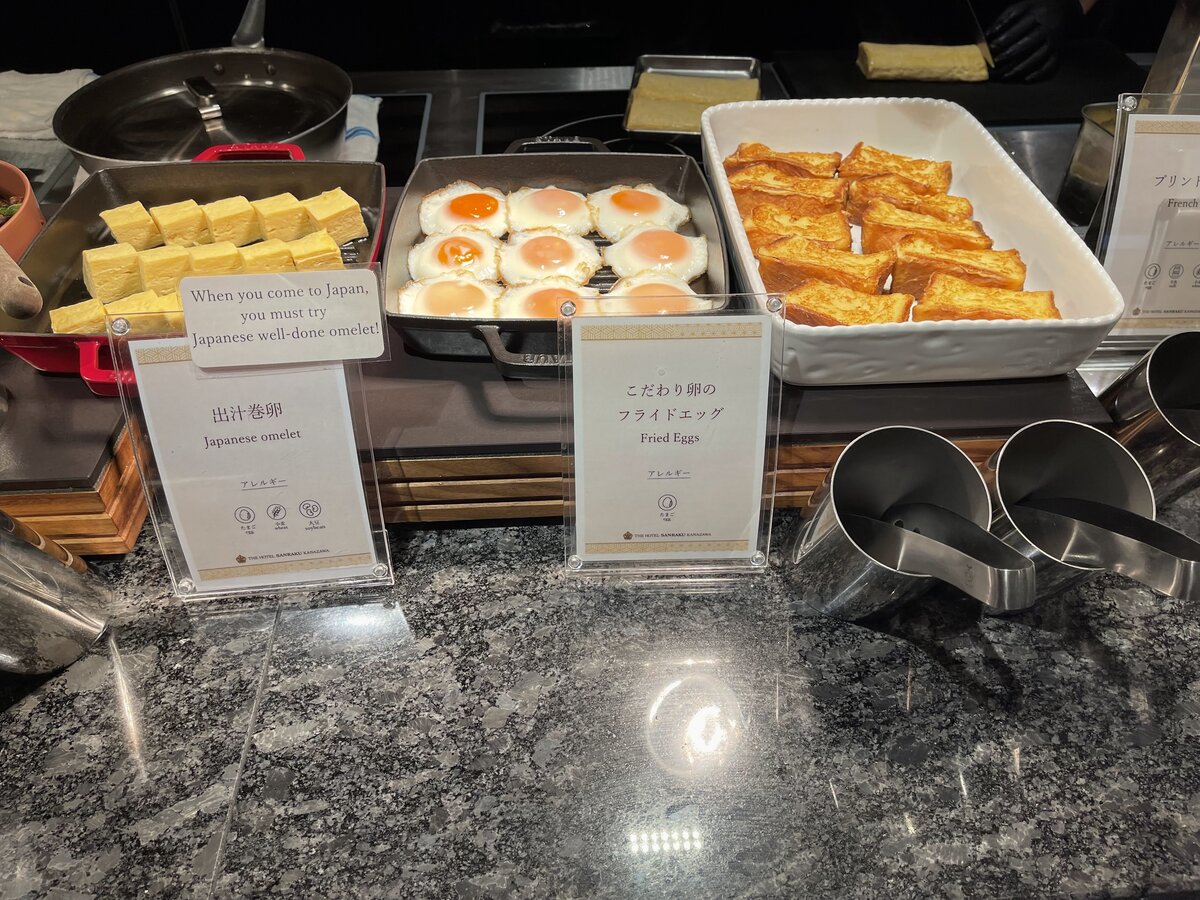 THE HOTEL SANRAKU KANAZAWA:ホテルの室内、デスクと鏡がある