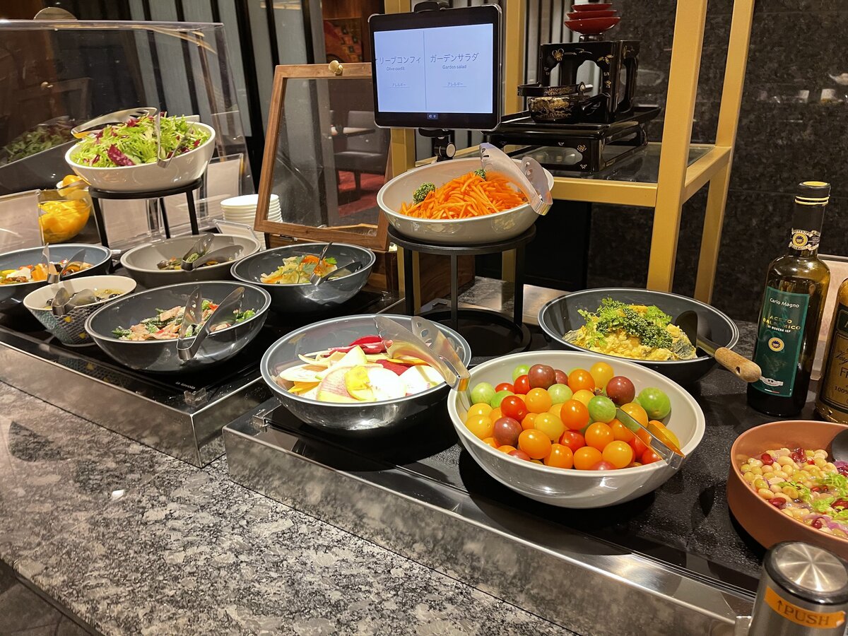 市場寿し：寿司、味噌汁、お茶