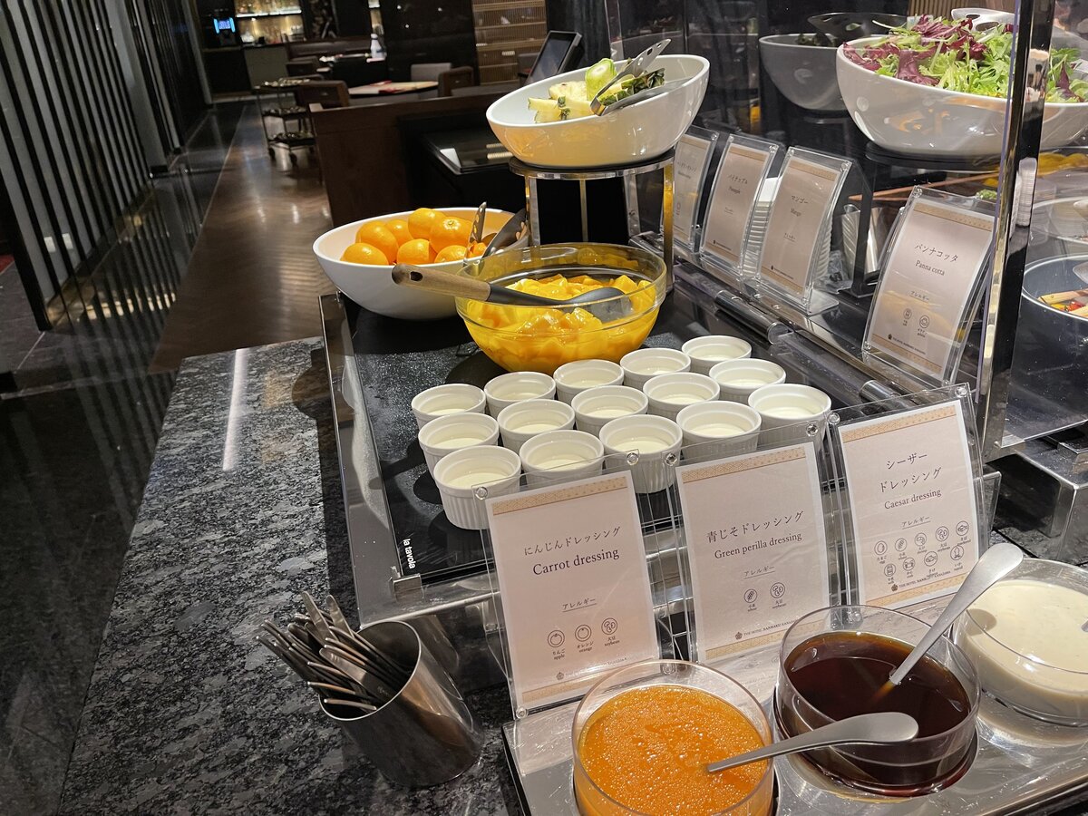 市場寿し:寿司屋のメニュー看板。のど黒、まぐろ、香箱カニなどのメニ...