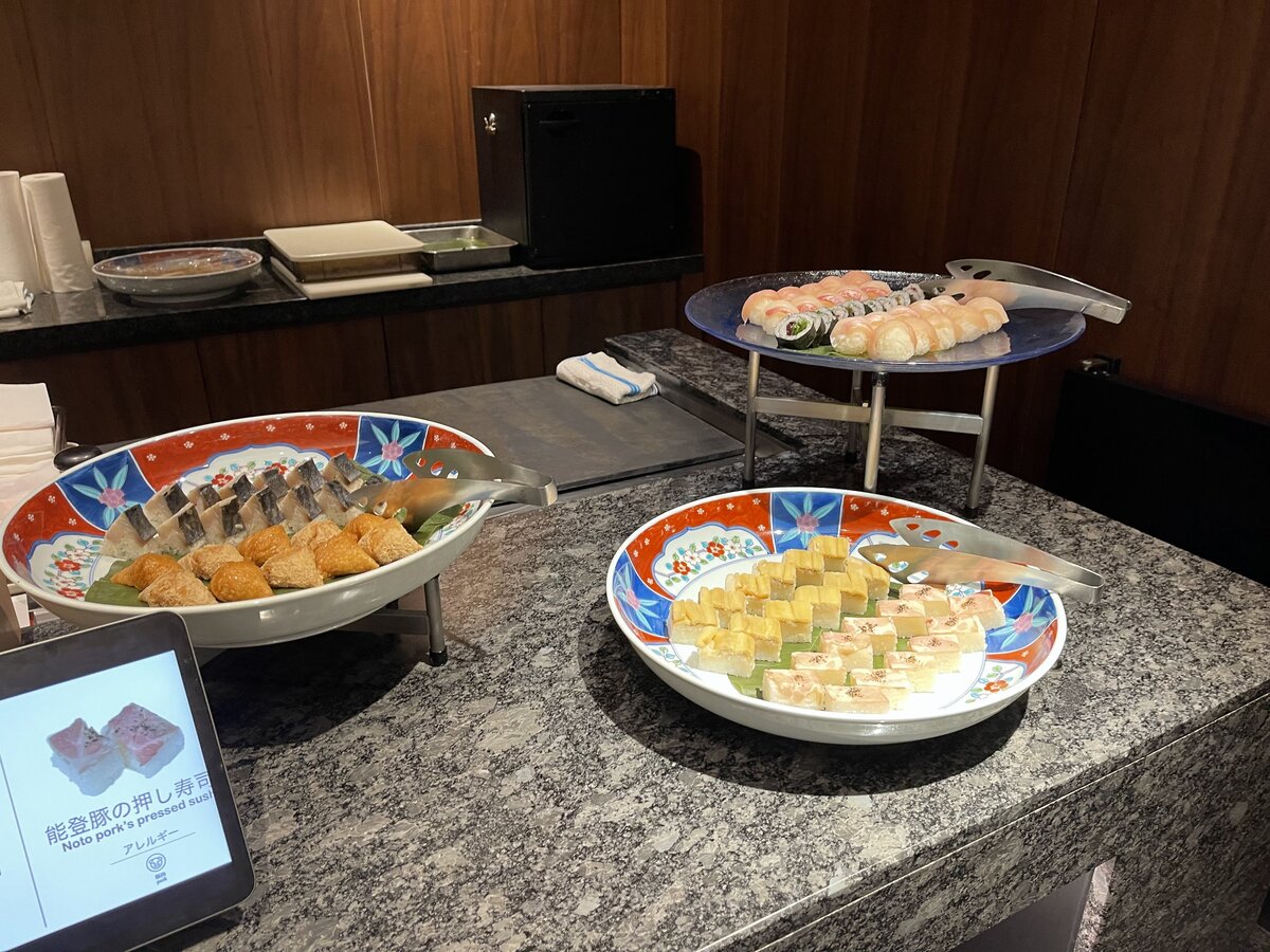 ラウンジカクテルタイム：料理、グラス、ランチョンマット