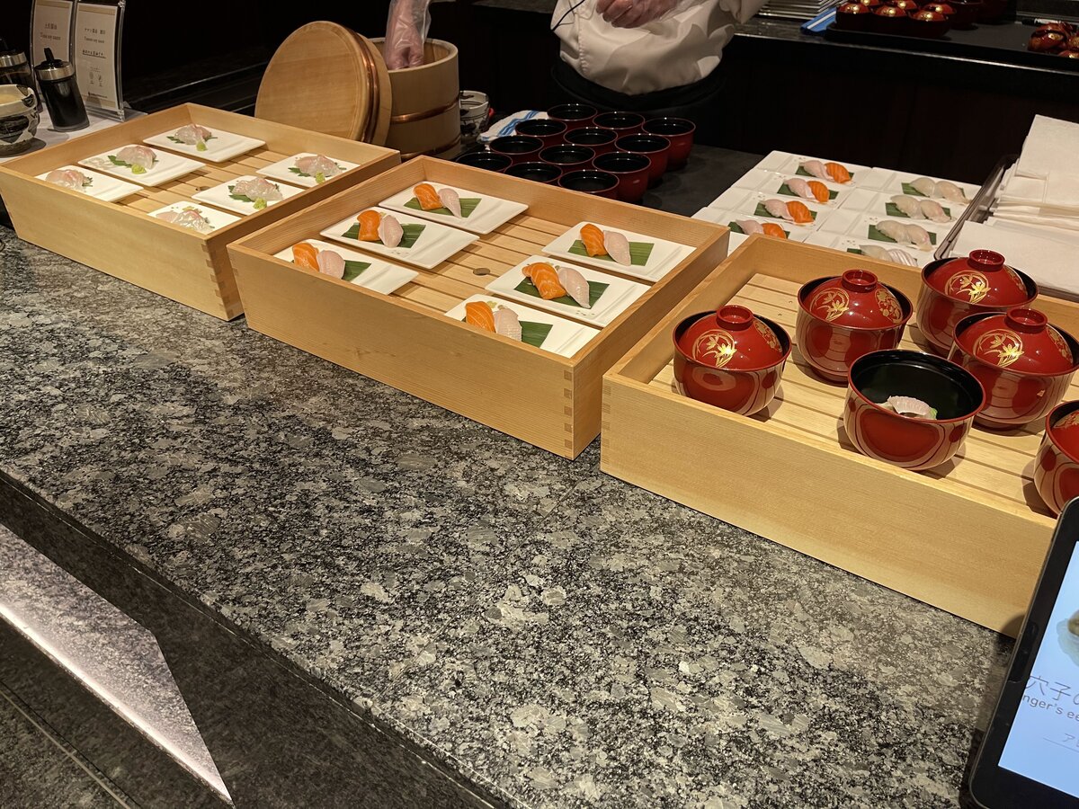 近江町市場：市場の通路。シャッターが閉まっている店が多い。