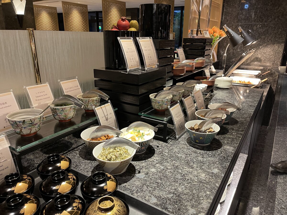 朝食ブッフェ:ビュッフェ形式で並べられた料理の数々。フレンチトースト、...