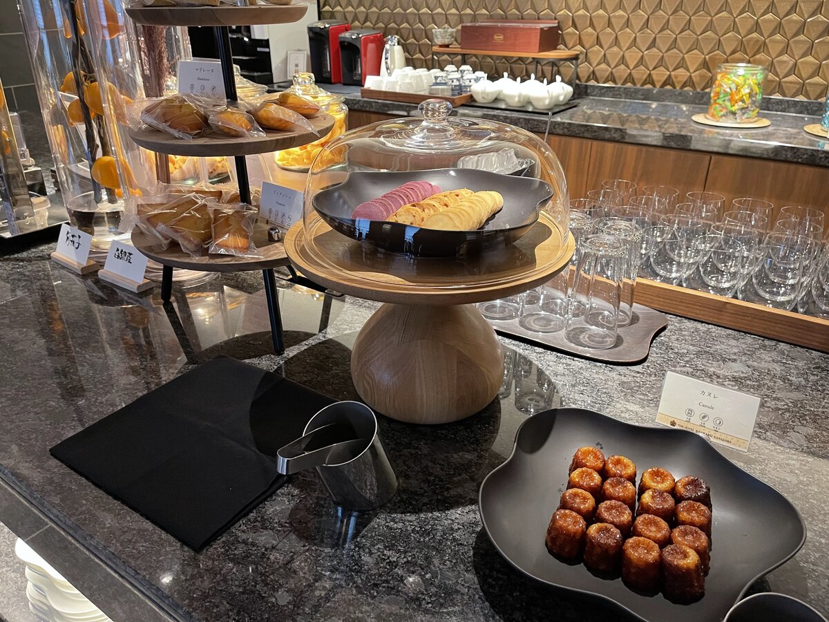 治座ひかり蔵 ひがし茶屋街:古い町並みの風景。看板には「治座ひかり蔵」の文字