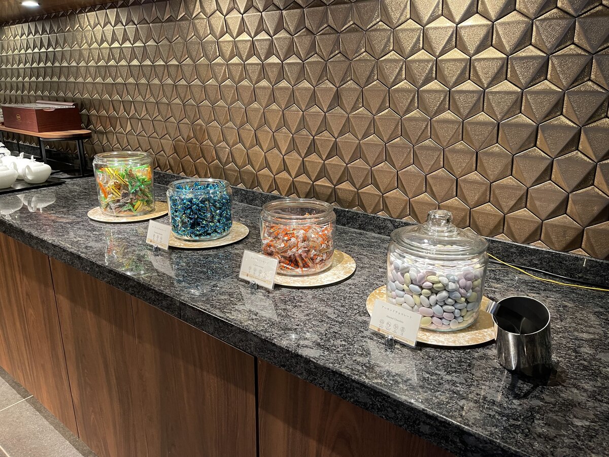 東山ひがし 伝統的建造物群保存地区：木製の看板と地図、および説明書きがある。