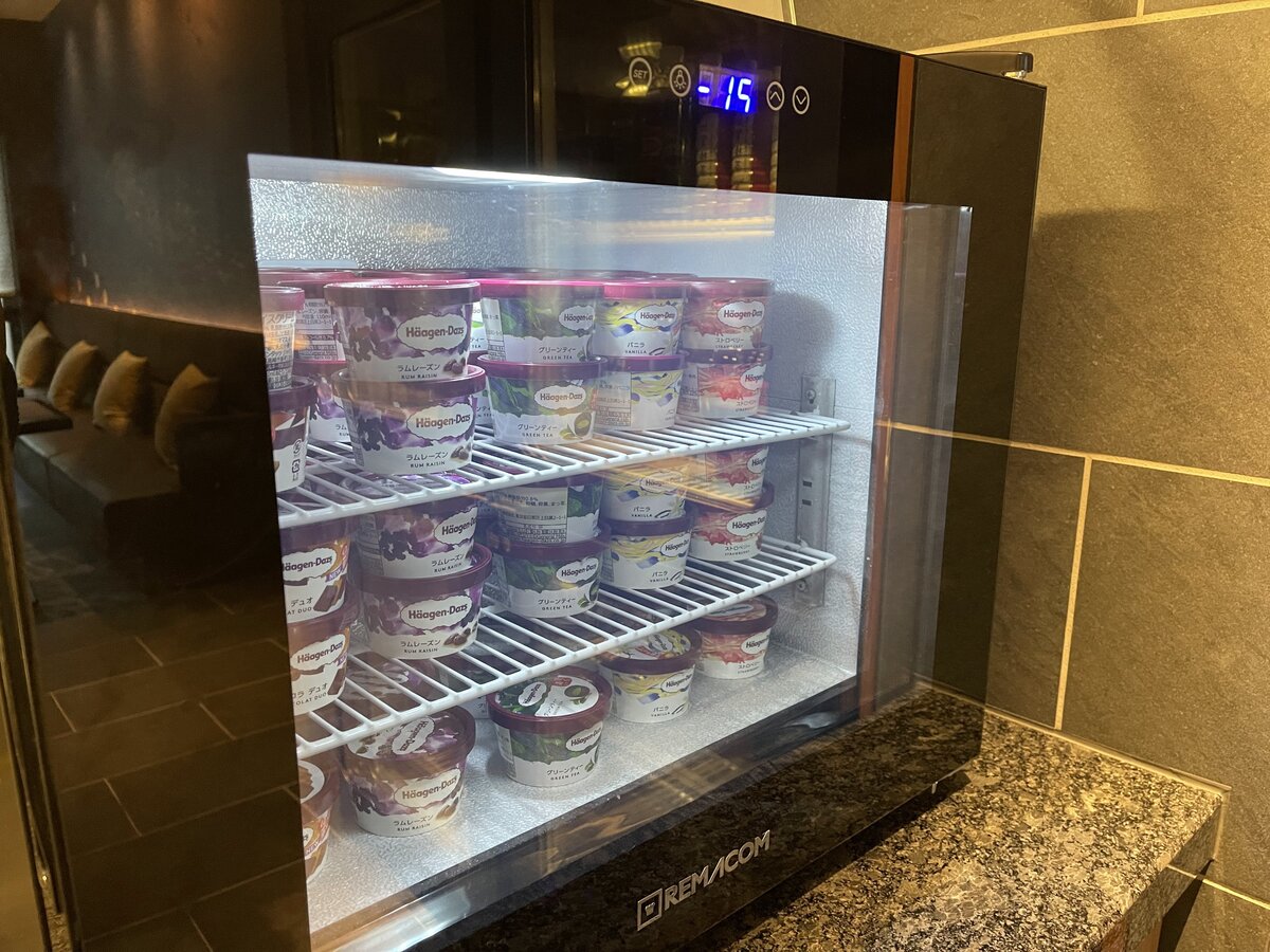 ひがし茶屋街：古い街並みと石畳。雨上がりの風景。