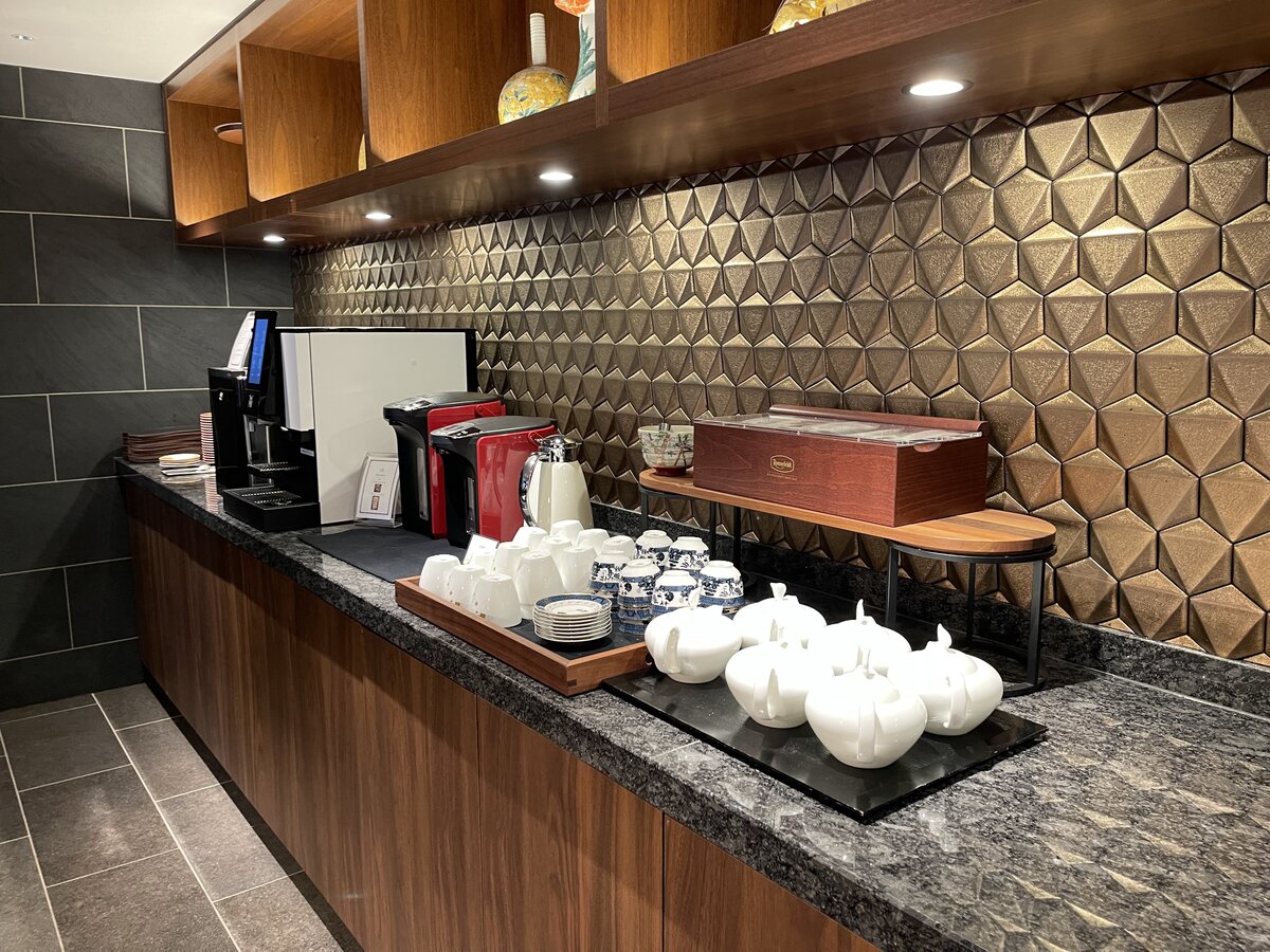 自由軒, 茶ゆ：古い町並みの風景。濡れた石畳の道と建物が見える。