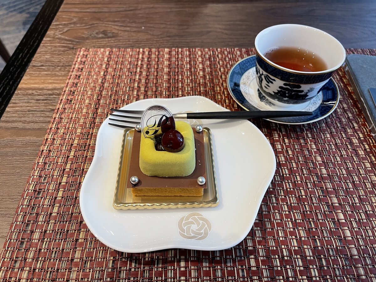 ひがし茶屋街:東茶屋街の道路標識と信号機