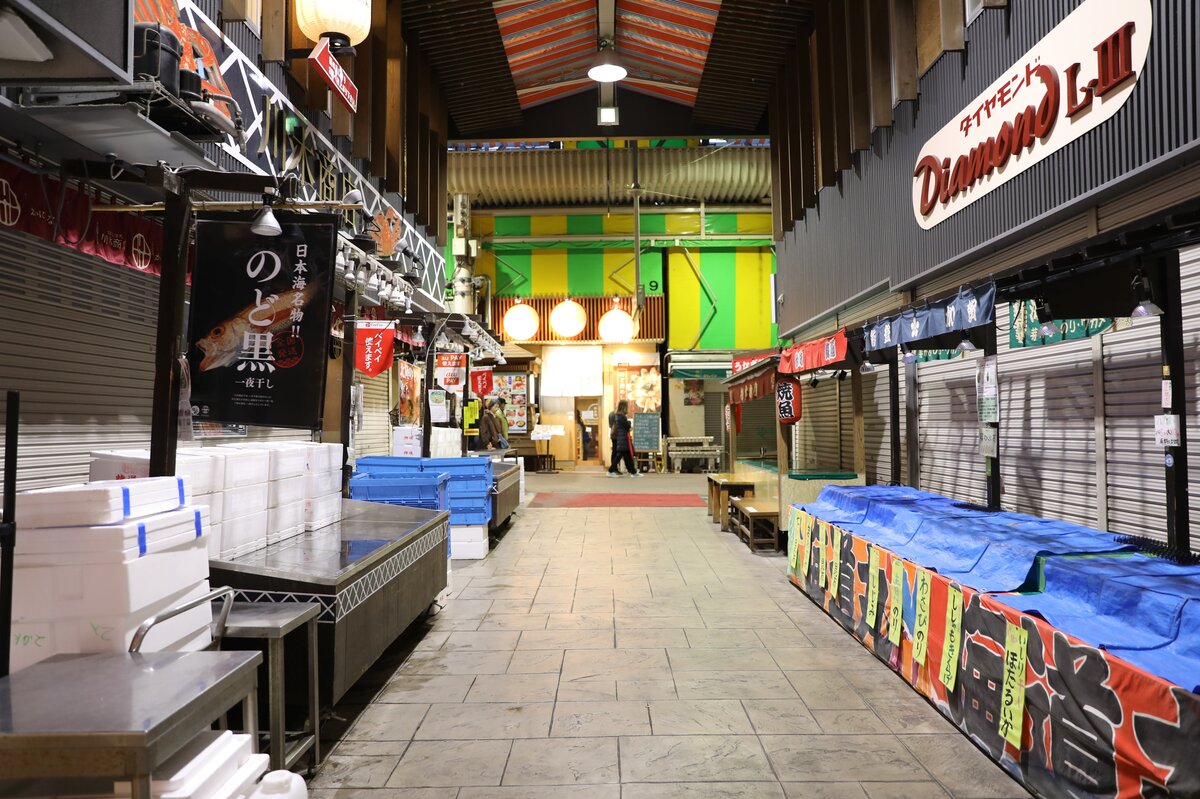 ダイヤモント Diamond L, 日本海名物!!! のど黒：市場の通路、シャッターが閉まっている店が多い