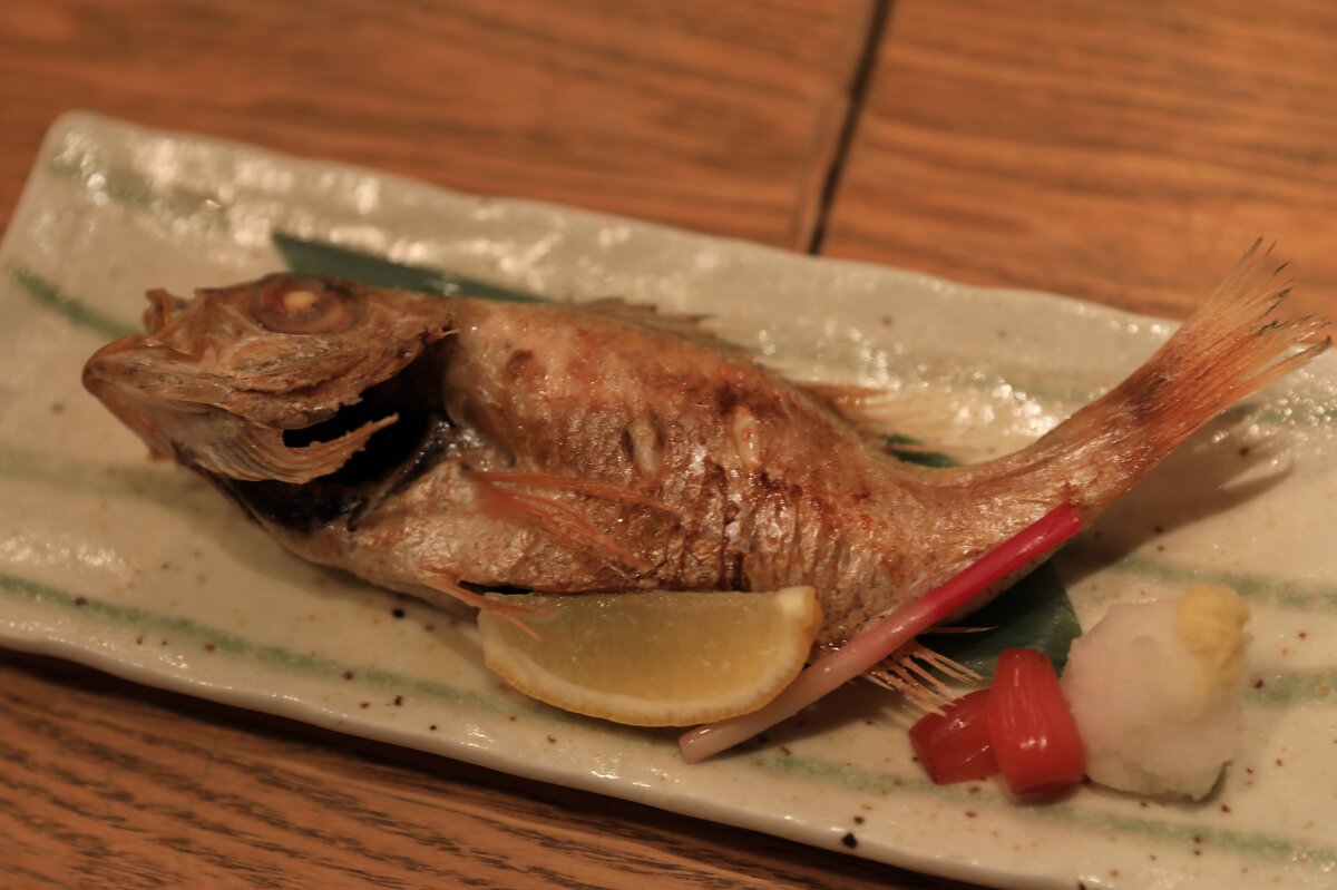 魚の塩焼きと箸