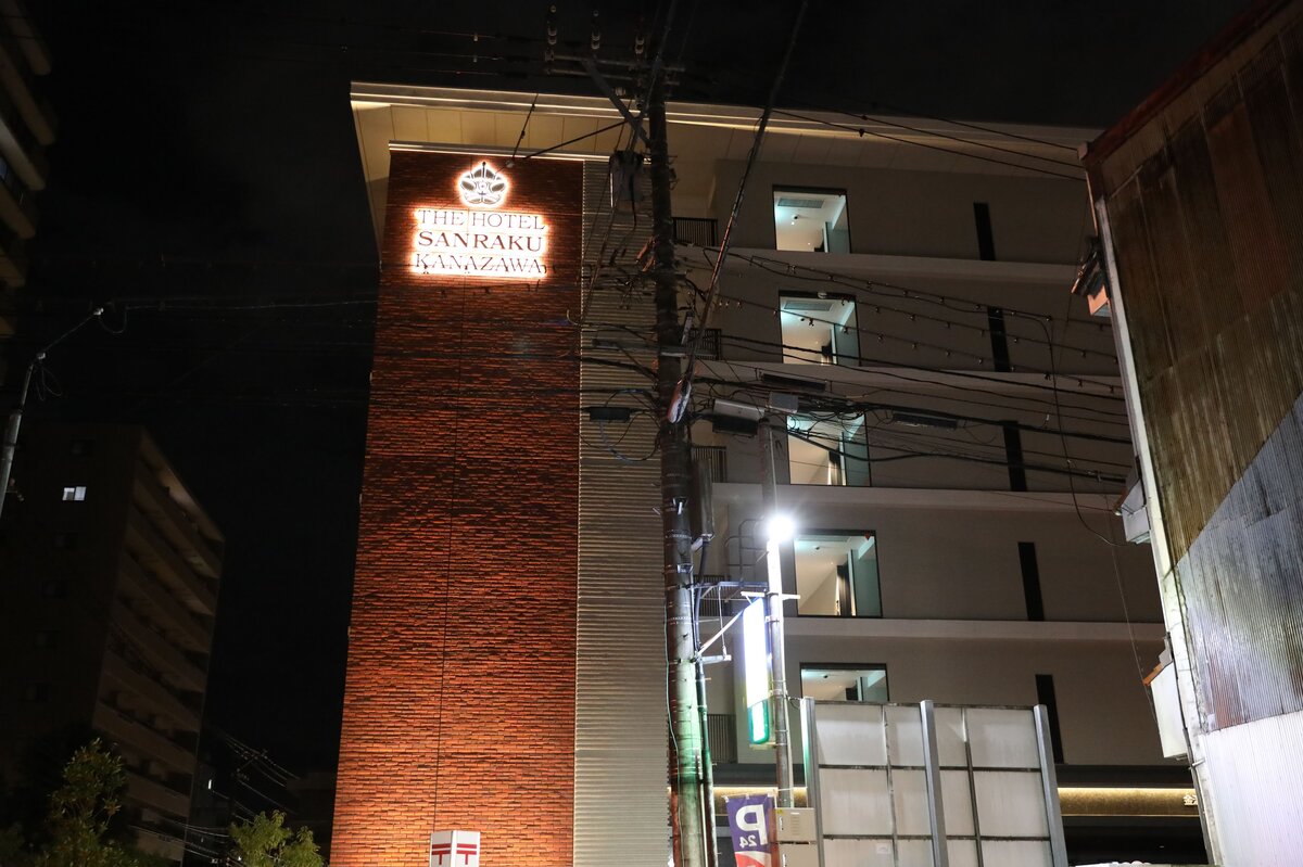 本日のおすすめ加能かに(1杯)香箱かに(1杯)ずわいがにと加賀野菜の天ぷら 1,958円能登牛のたたき風 1,848円のど黒の炭火焼き 3,419円：飲食店入り口の看板。本日のおすすめメニューが書かれている