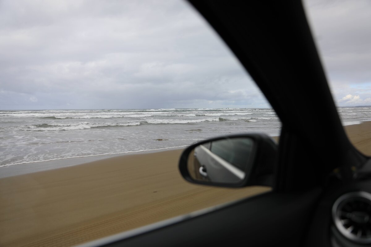 千里浜なぎさドライブウェイ　：千里浜なぎさドライブウェイの看板と海