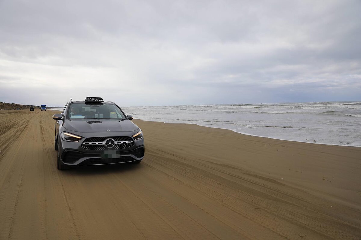 車の窓から見える海