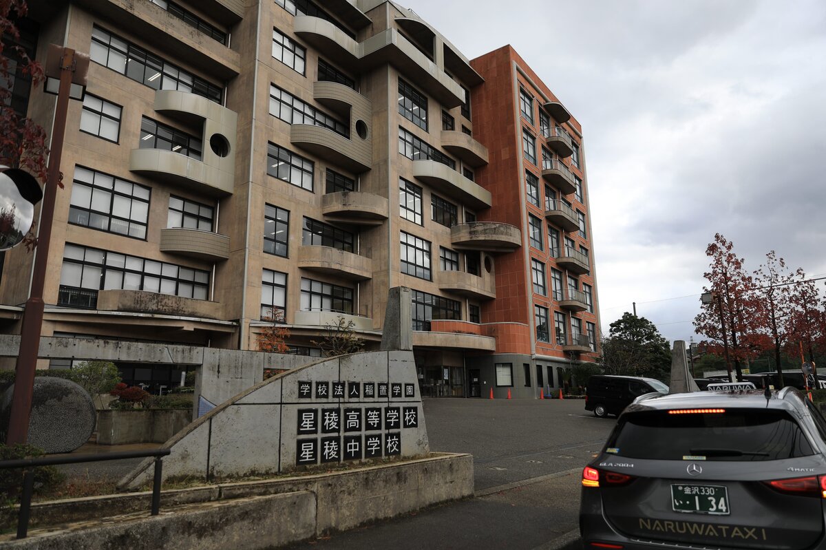 NARUWATAXI：砂浜に停車したタクシー