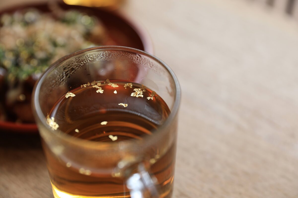 金沢たこ焼 縁 箔座 金の縁起屋：たこ焼きと麦茶