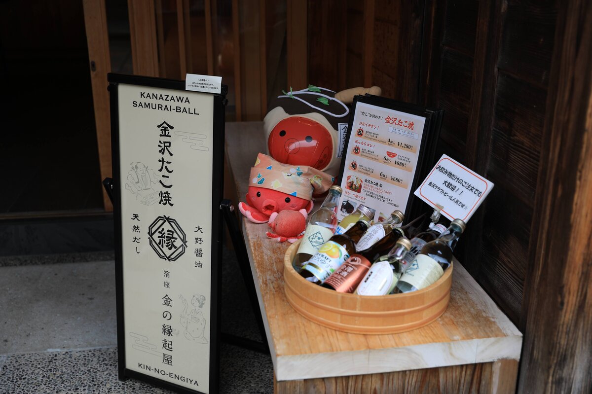 古い街並み。人物が複数写っている。