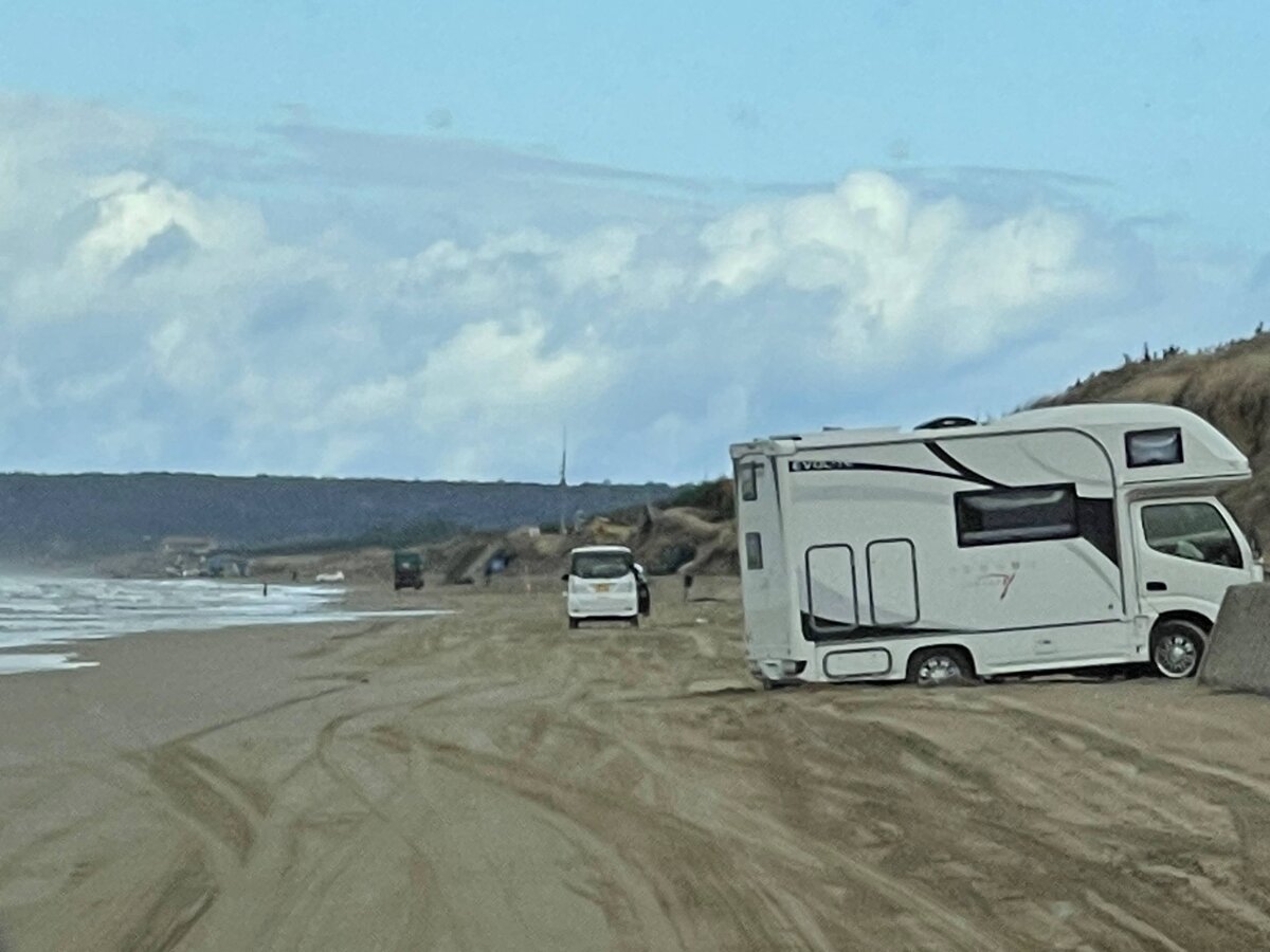 砂浜に停車したキャンピングカー