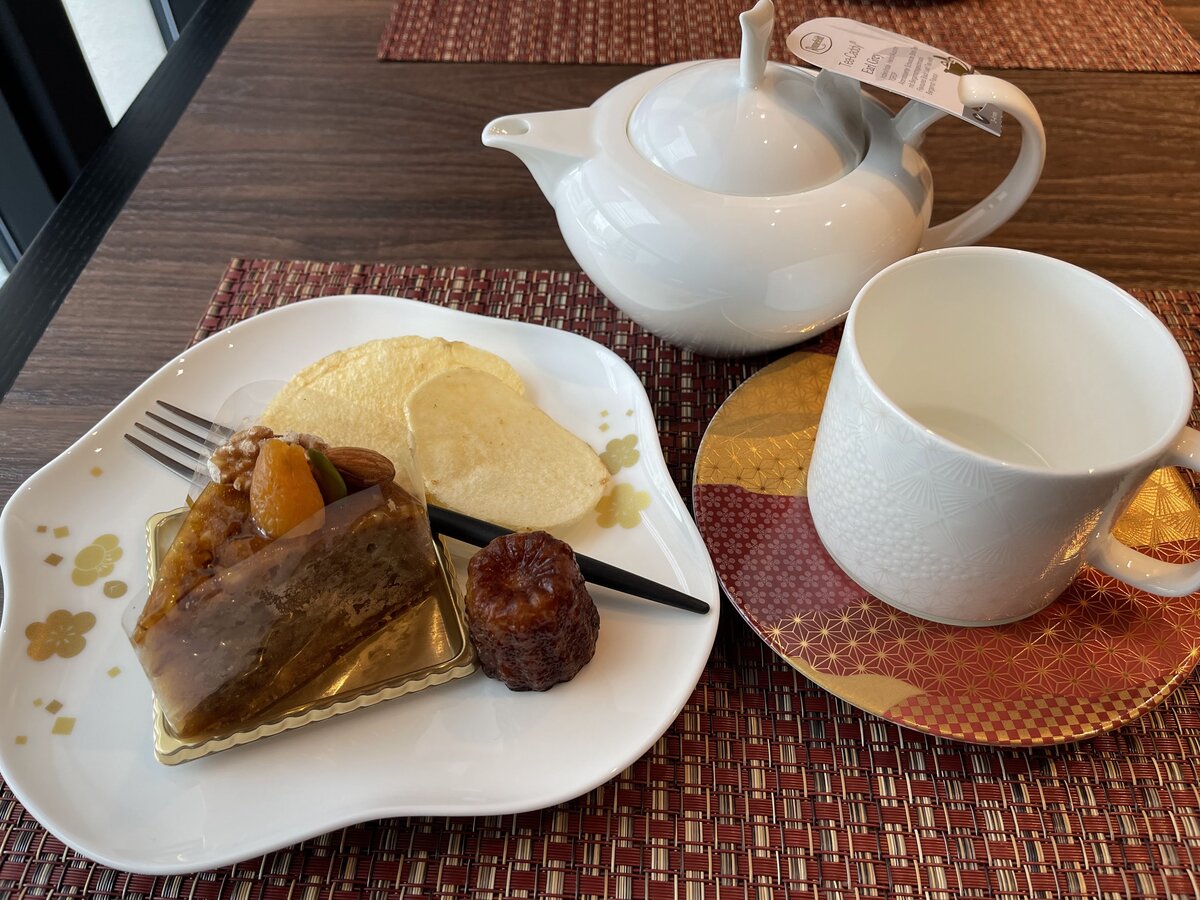 金沢たこ焼 縁 箔座 金の縁起屋：たこ焼きとお茶