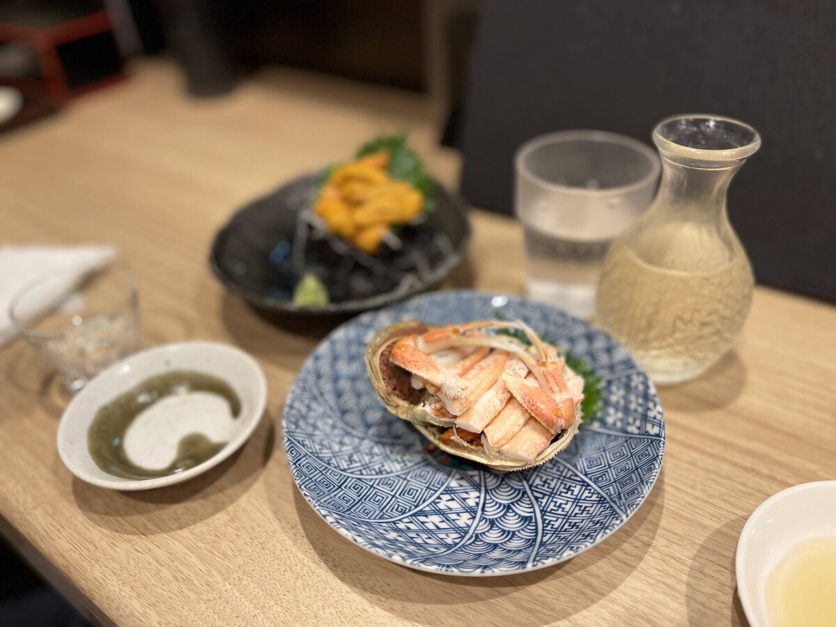 金沢たこ焼 縁 箔座 金の縁起屋 KIN-NO-ENGIYA：たこ焼き店の看板とメニュー、飲み物などが並べられた外観