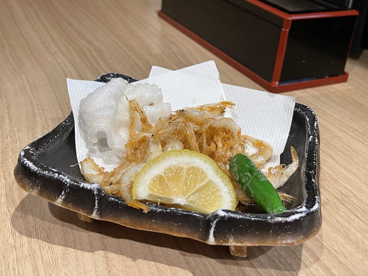 ホテル山楽金沢　ラウンジ：ケーキ、カヌレ、ポテトチップス、ティーポット、カップ