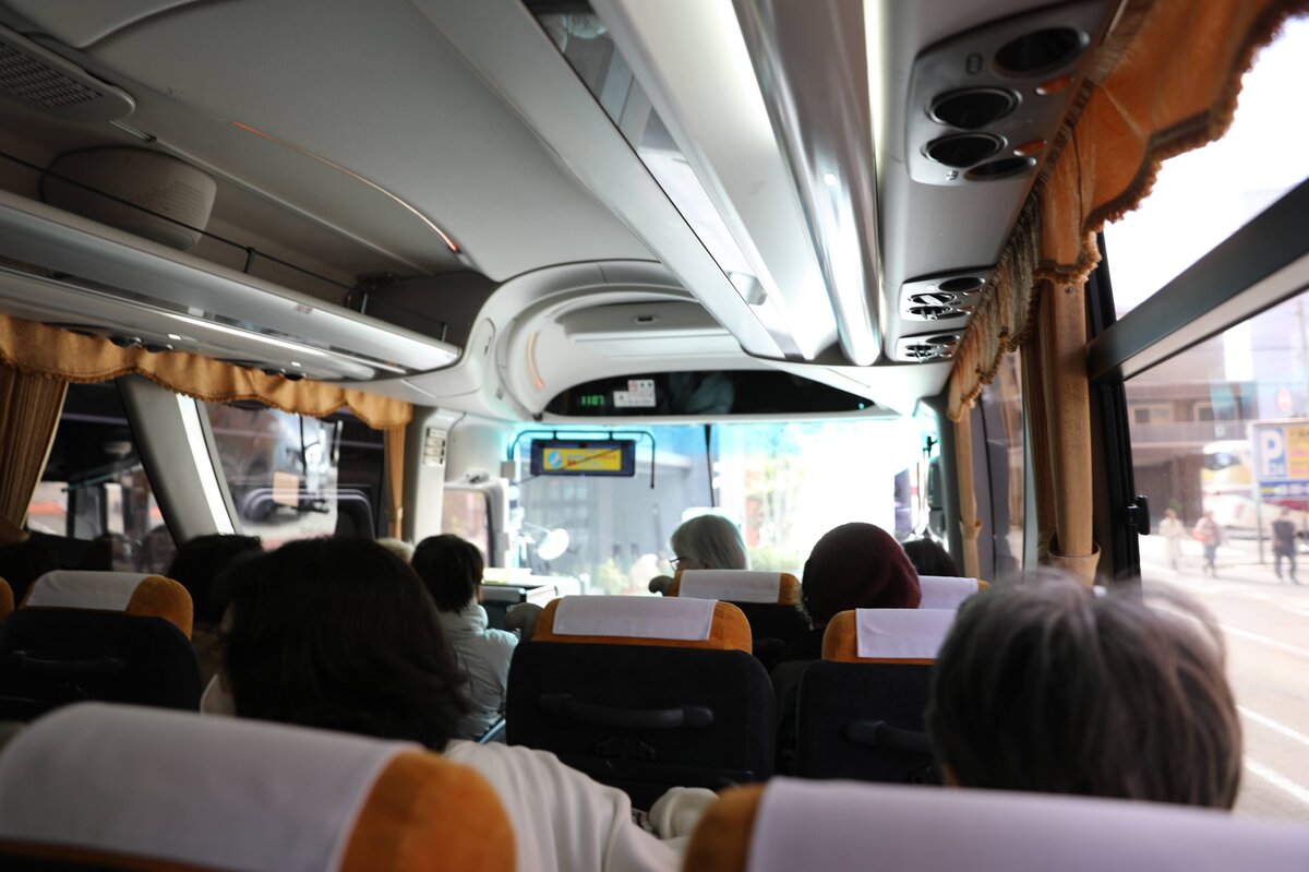 お堀通り (白鳥路) Ohori Dori Ave.：お堀通りの標識、塀、木々