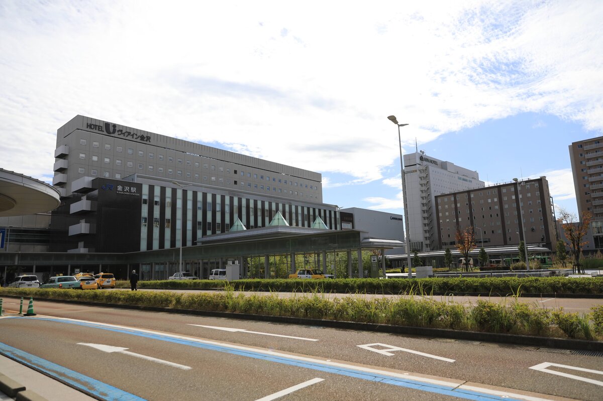 THE HOTEL SANRAKU KANAZAWA：ホテルのカードとルームキー、竹製のトレー