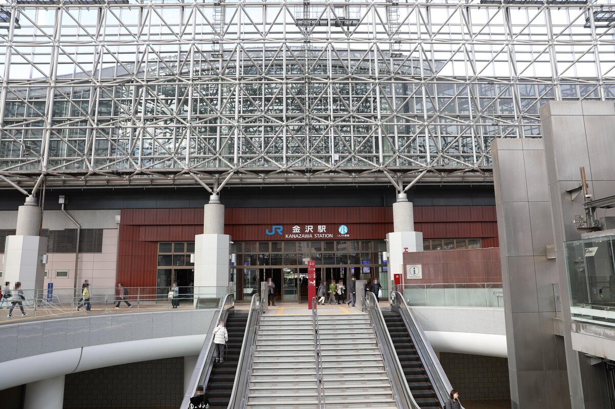 堀沿いの並木道と曇り空