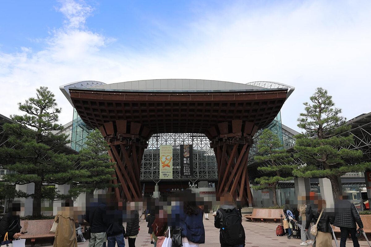 堀と遊歩道、木々のある風景