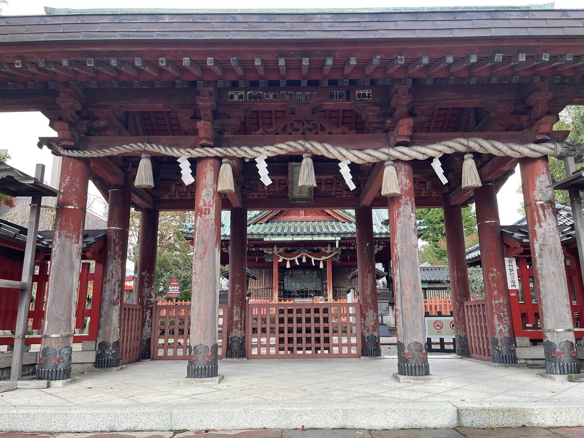 尾崎神社：神社の門と本殿