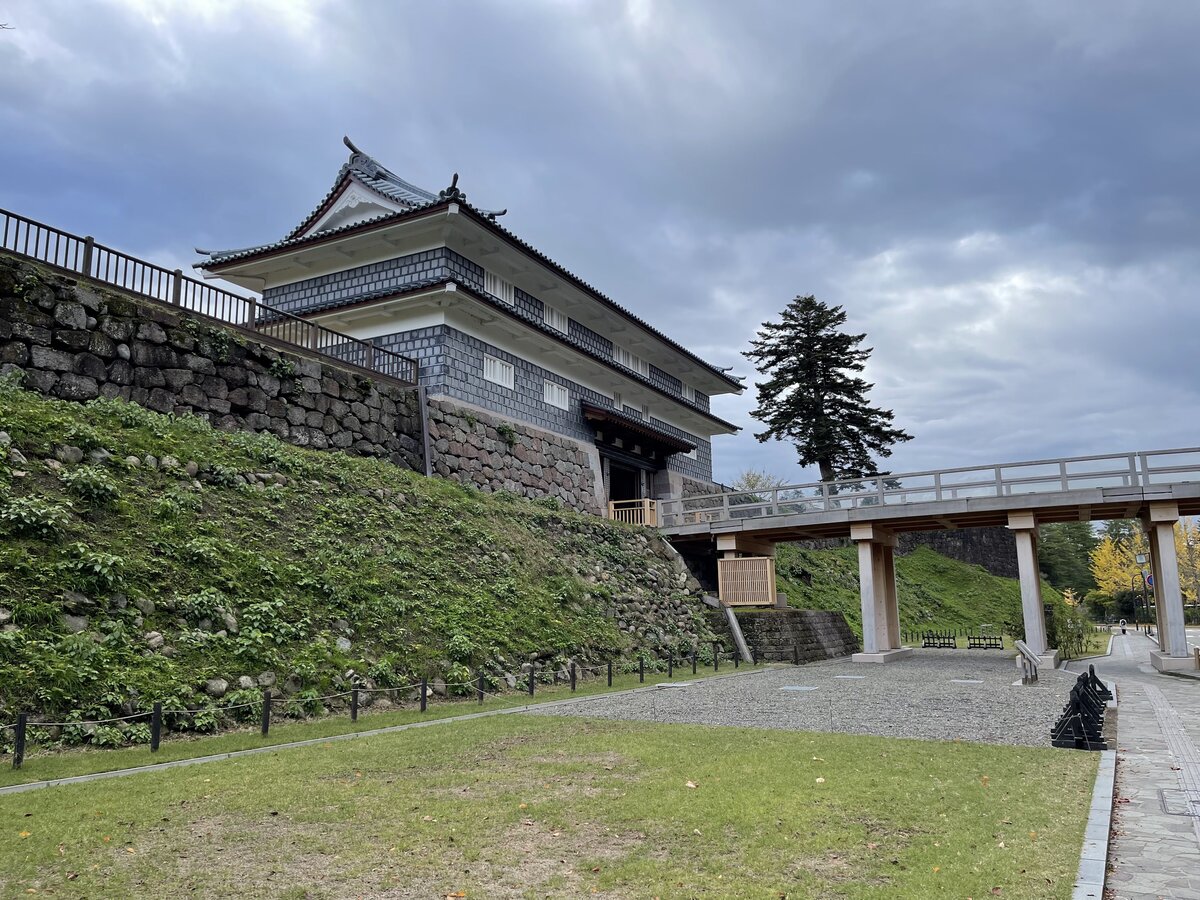金沢城　鼠多門：城、橋、曇り空