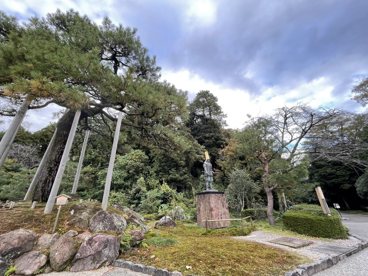 城の石垣と庭園の風景
