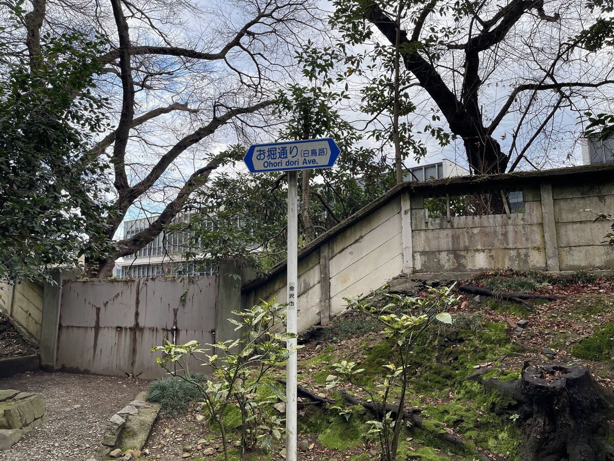 石垣と城、庭園の風景