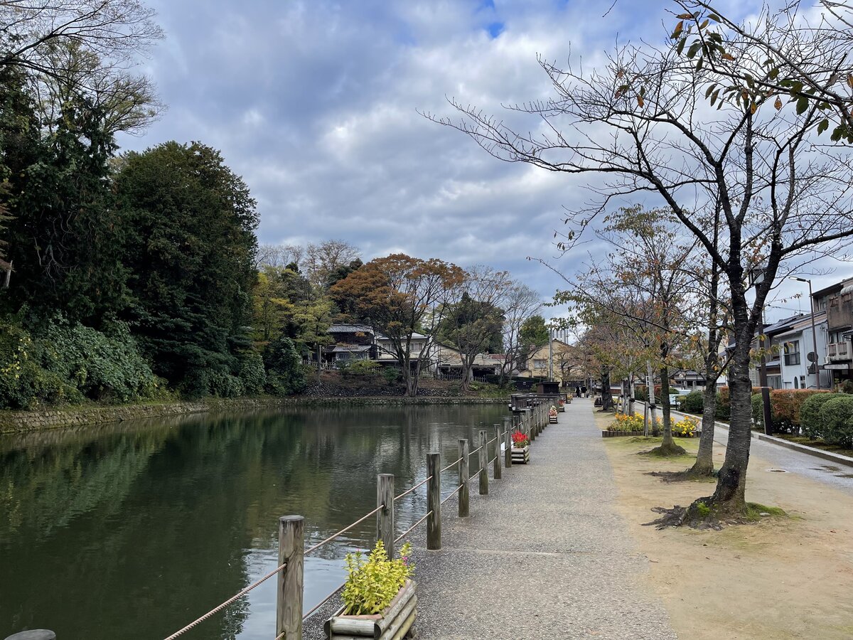 公園の風景、歩道と木々、彫刻がある