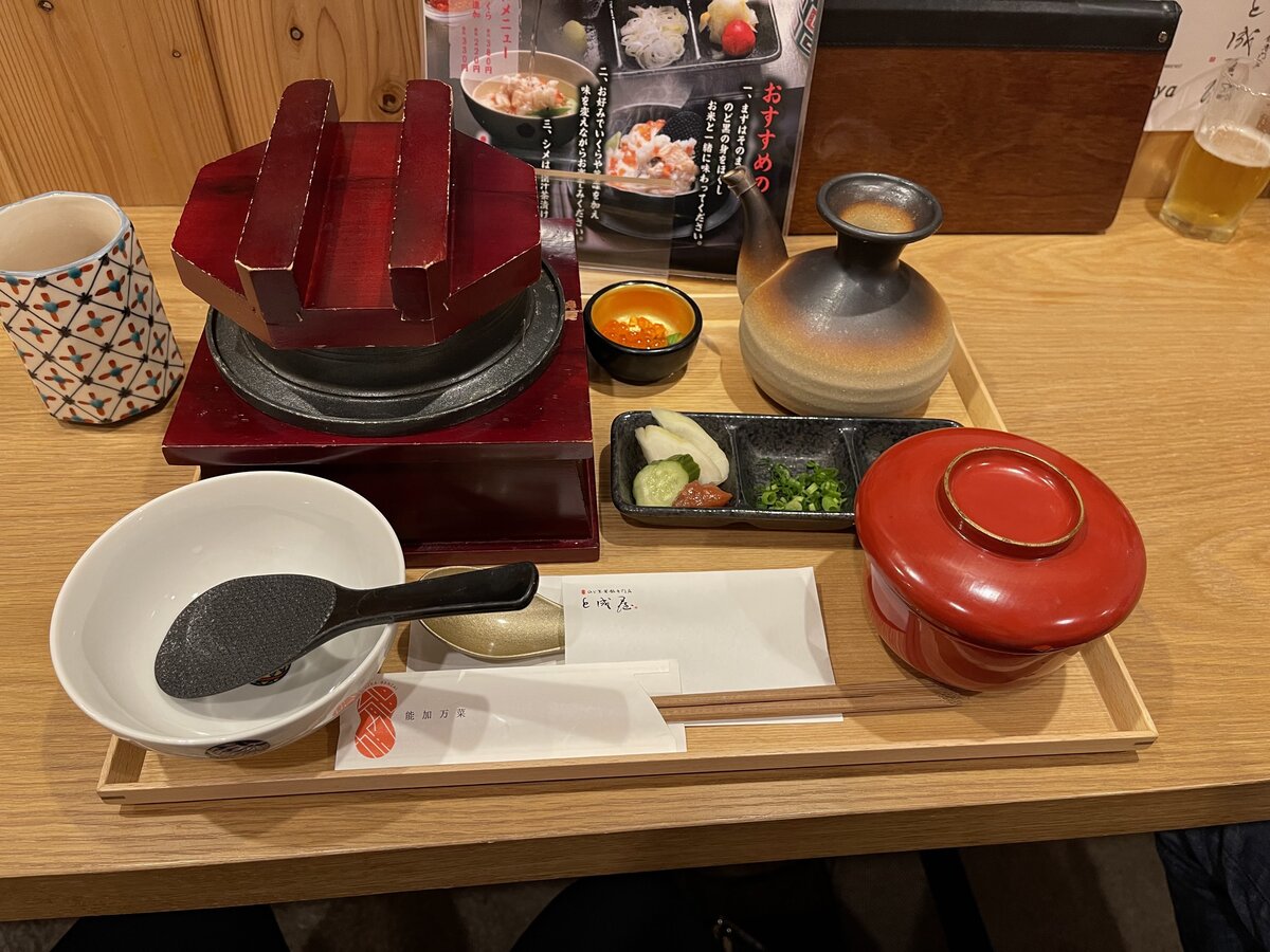のど黒釜飯専門店 能加万菜 と成屋：和食のセット膳。釜飯、徳利、香の物、ご飯など。